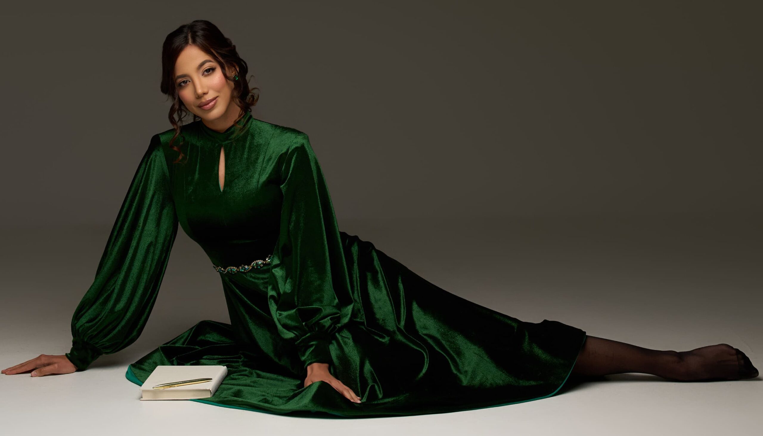 La coach María Daniela Velasco sentada, presentando su inspiradora historia de vida y su trayectoria profesional.