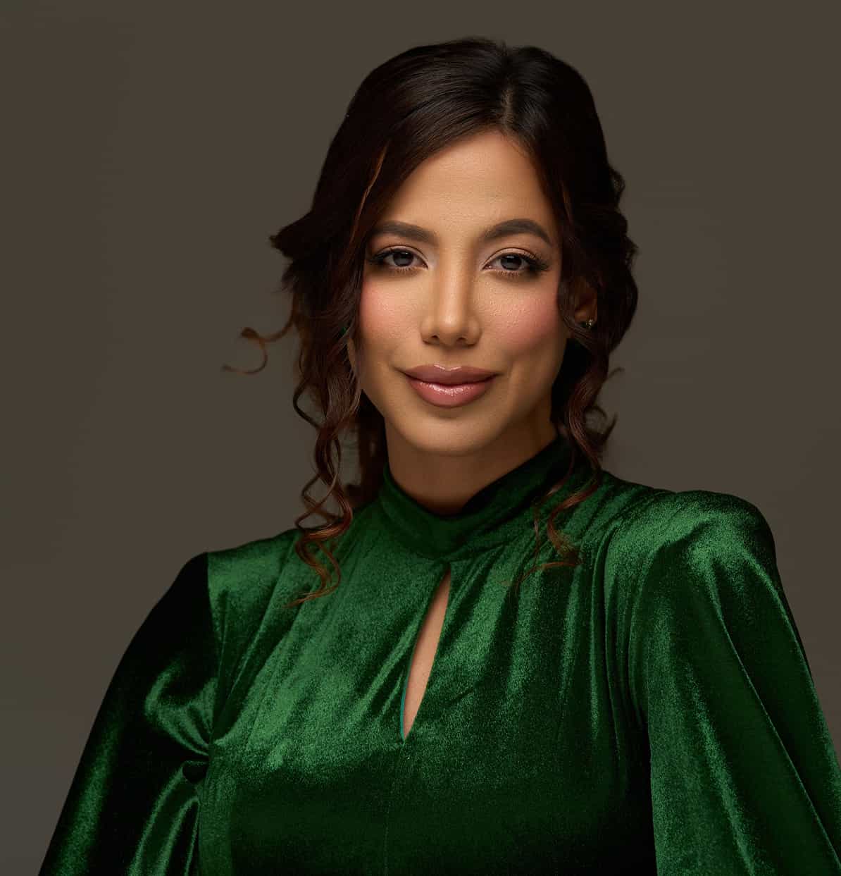 La coach María Daniela Velasco con una mirada segura, representando su visión de crear un futuro consciente y en armonía.