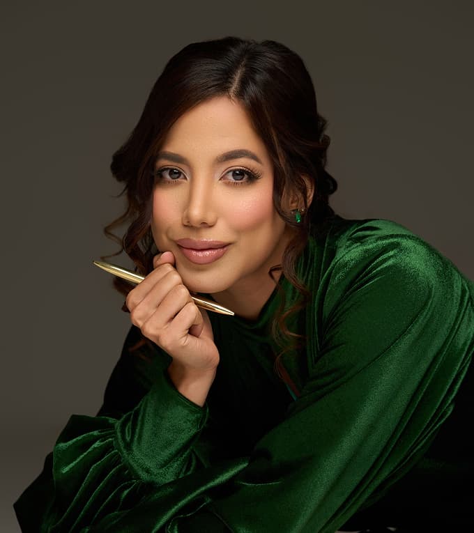 Coach María Daniela Velasco diseñando con esmero sus meditaciones guiadas online.