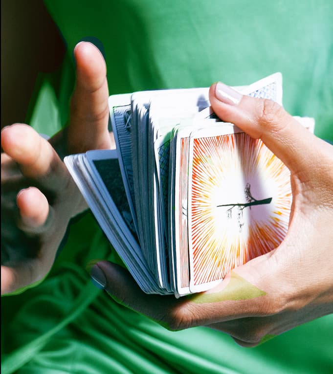 Coach María Daniela Velasco enseñando una técnica de manos para cultivar la resiliencia y el autocontrol emocional.